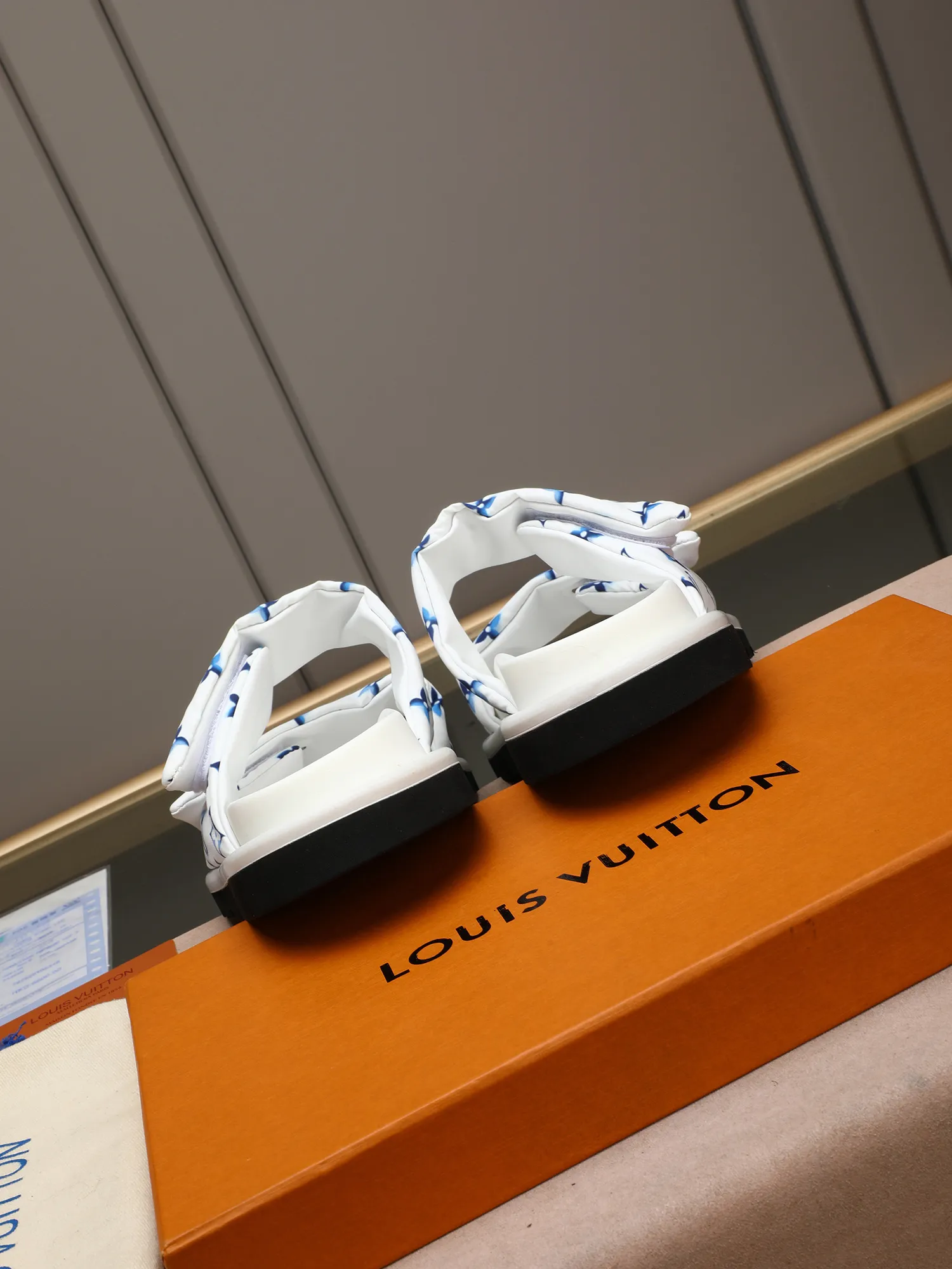 PP360 [LOUIS VUITTON] Louis Vuitton, LV printing, men's and women's slippers are on the market. The drawer box packaging comes with a cloth bag and a card. The upper pattern looks very soft and waxy, and it is a super versatile leg slimming tool. Fabric: imported denim/canvas/old fabric, LV hardware LOGO, official website pattern printing, comfortable to wear, feet: high-elastic PU water table. Sole: foam sole, heel height: about 5cm. Code number: 35-46, 35, 45, 46 are custom-made and non-returnable. Color: multiple colors and styles available.